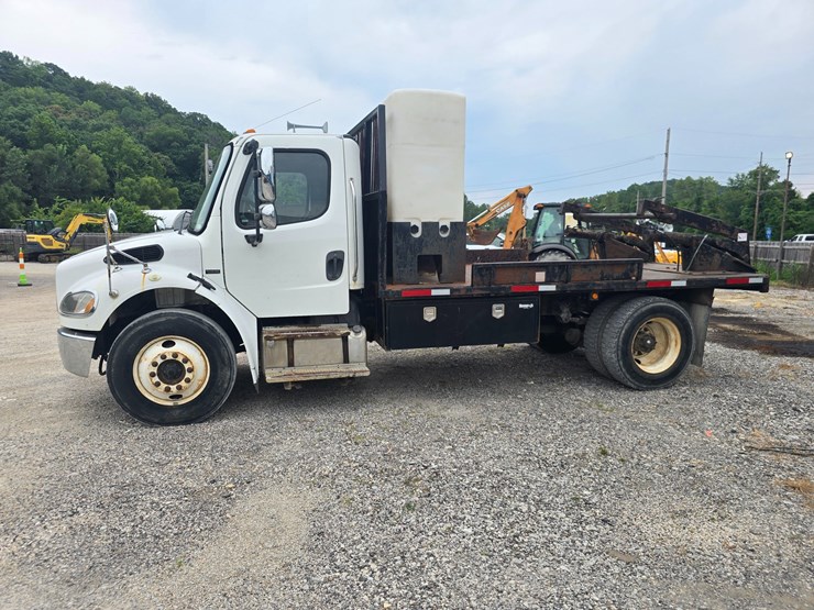 2006-freightliner-m2-106-image-5