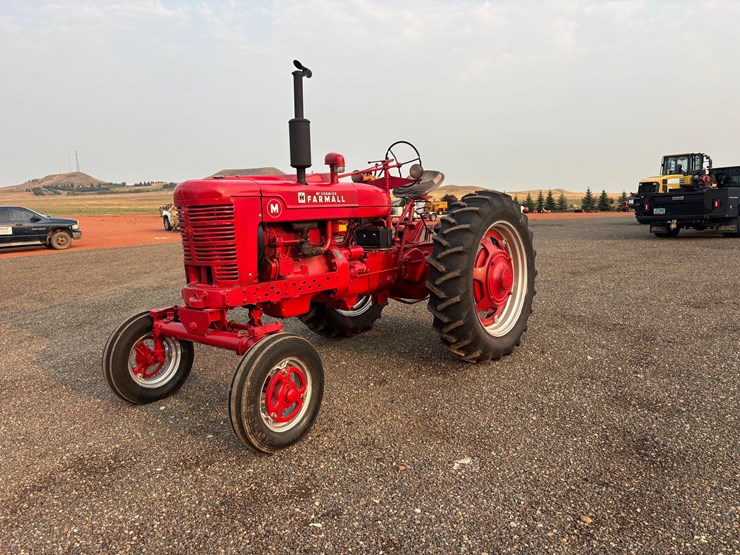 farmall-m-tractor-image-1