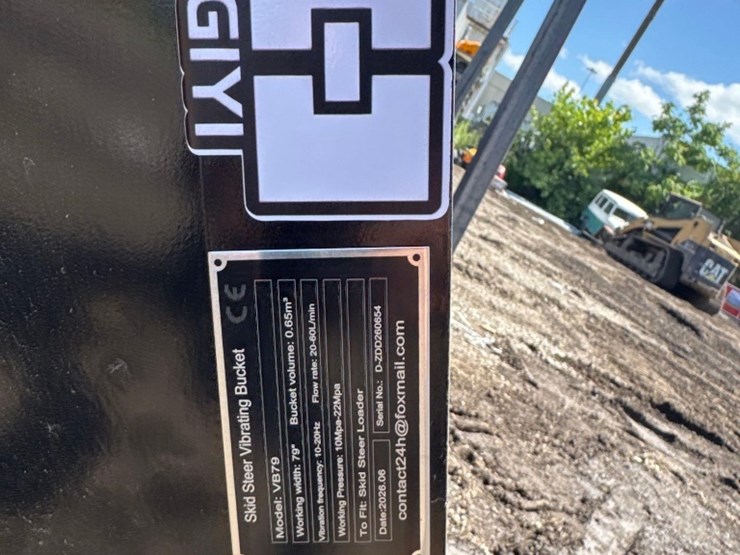new-giyi-co-hydraulic-skidloader-79in-vibratory-sifting-bucket-model-vb79-image-4