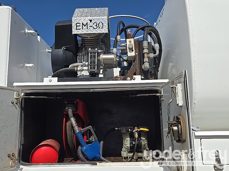 2012-peterbilt-348-image-37