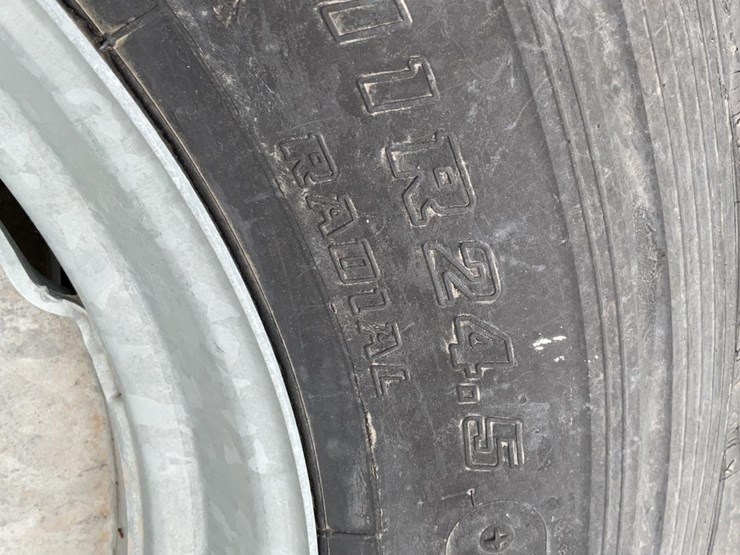 recapped-11r24.5-pivot-tires-&-rims-image-9