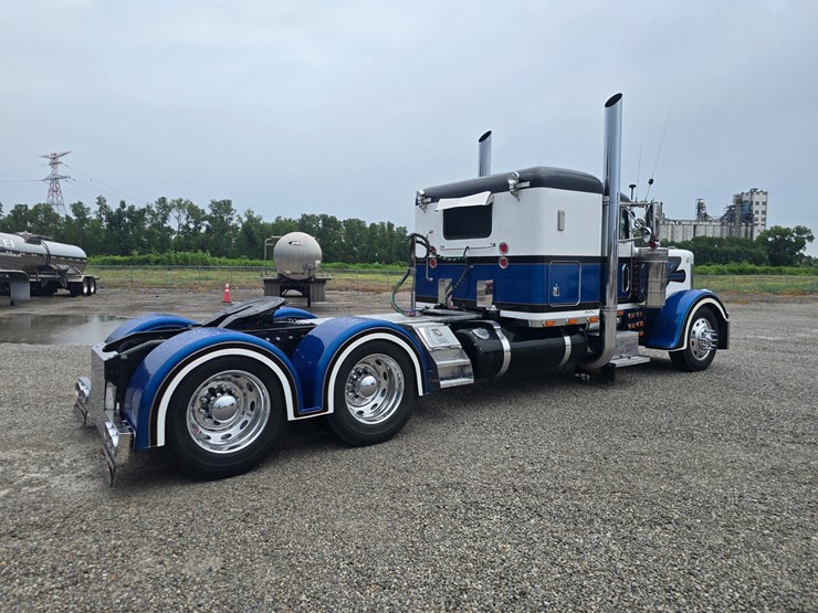 2000-peterbilt-379-image-18