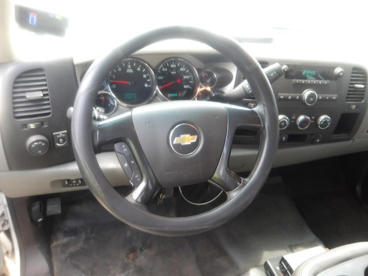 2013-chevrolet-silverado-2500-image-19