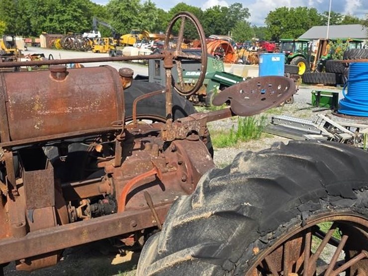 farmall-f20-tractor-(not-running)-image-13