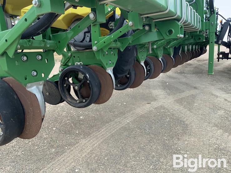 2020-john-deere-1725-image-18