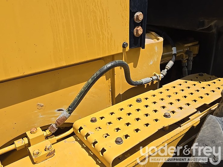 2016-caterpillar-140m3-awd-image-39