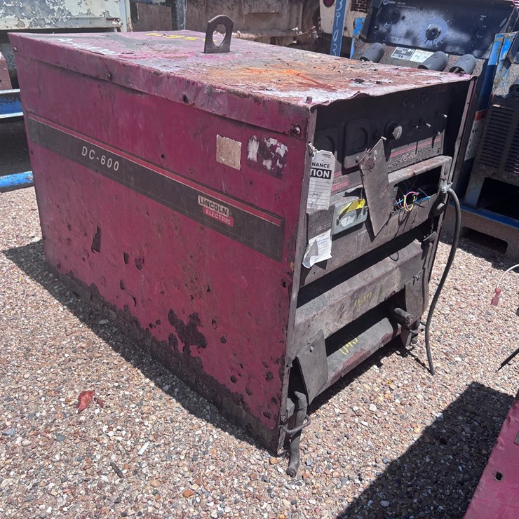 #2564 • LINCOLN ELECTRIC DC-600 WELDER | FOR PARTS/REPAIRS