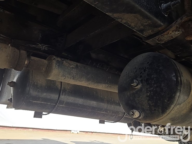 2012-peterbilt-348-image-25