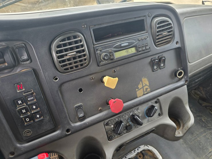 2006-freightliner-m2-106-image-48