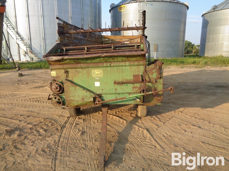 john-deere-chuck-wagon-forage/-feeder-wagon-image-2