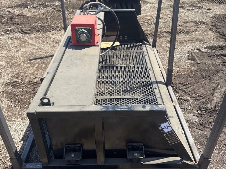 new-giyi-co-hydraulic-skidloader-79in-vibratory-sifting-bucket-model-vb79-image-1