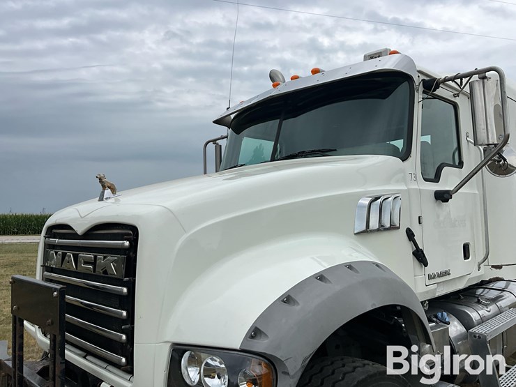 2015-mack-granite-gu713-image-9