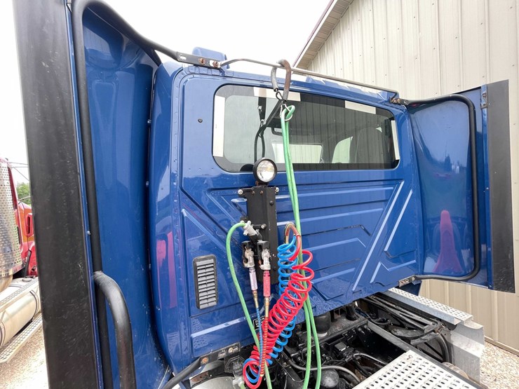 #108-•-2020-international-semi-tractor-(has-wi-title)-(denmark,-wi)-image-59
