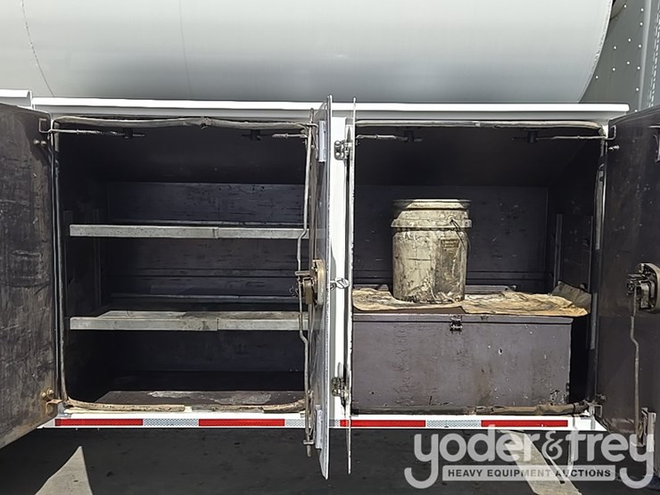 2012-peterbilt-348-image-36