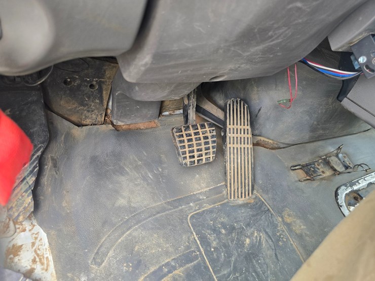 2006-freightliner-m2-106-image-56