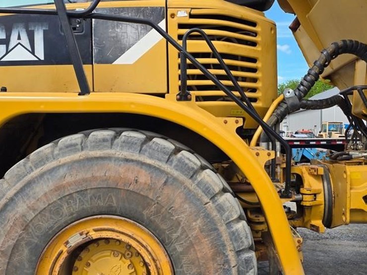 2011-caterpillar-740-image-12