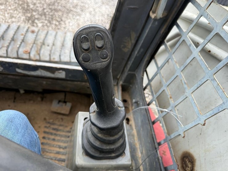 2011-takeuchi-tl240-image-20