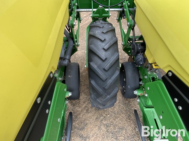 2020-john-deere-1725-image-16