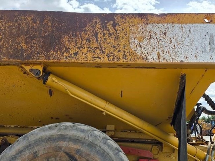 2011-caterpillar-740-image-31