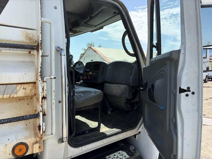 2003-international-durastar-4300-image-11