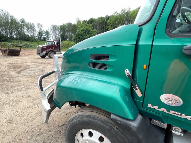 #114-•-2011-mack-semi-tractor-(has-wi-title)-(denmark,-wi)-image-9