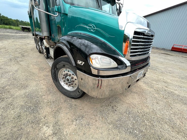 #142-•-2005-freightliner-dump-truck-(title-in-delay)-(denmark,-wi)-image-43