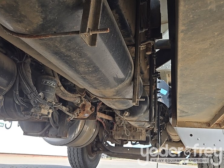 2012-peterbilt-348-image-26