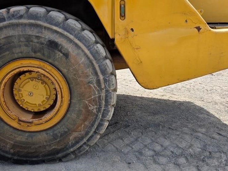 2011-caterpillar-740-image-40
