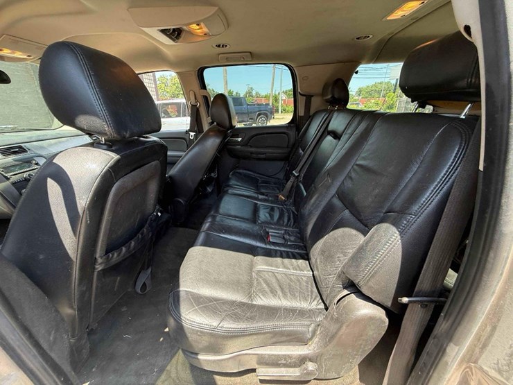 2007-chevrolet-suburban-image-12