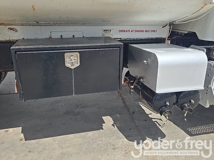 2014-peterbilt-348-image-33