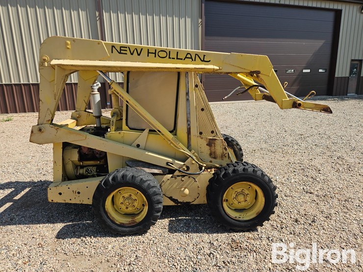 new-holland-l775-image-8