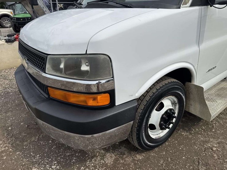 2010-chevrolet-express-g4500-image-6