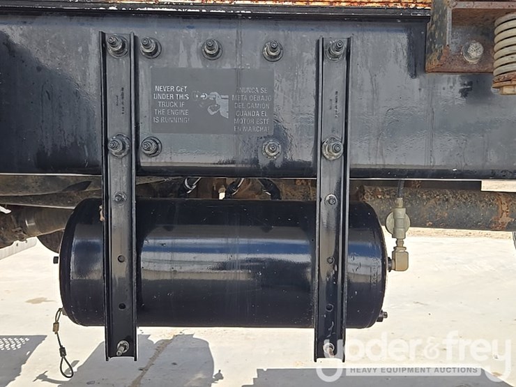 2014-peterbilt-348-image-21