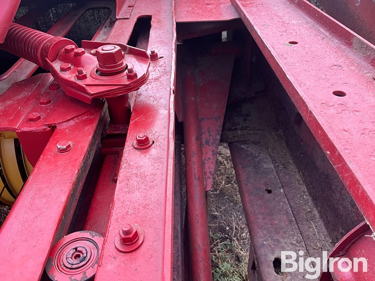new-holland-275-image-16