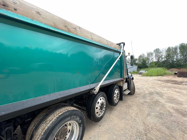 #142-•-2005-freightliner-dump-truck-(title-in-delay)-(denmark,-wi)-image-32