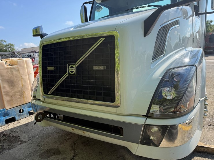 #125-•-2013-volvo-vnl64t-day-cab-(has-wi-title)-(new-berlin,-wi)-image-2
