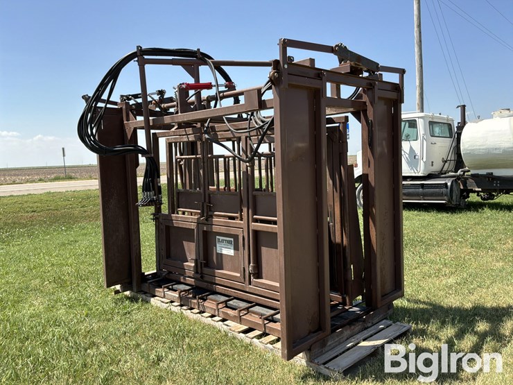 blattner-hydraulic-livestock-squeeze-chute-image-7