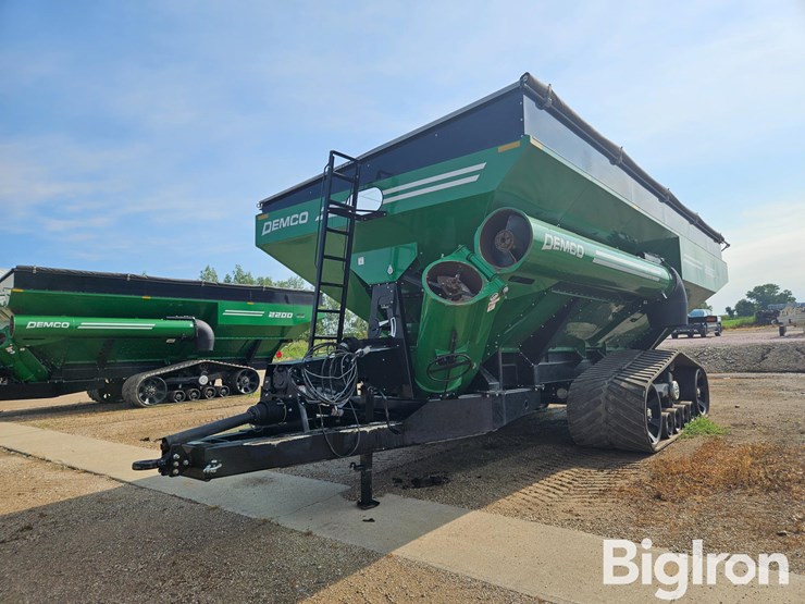 2023-demco-2200-grain-cart-image-1