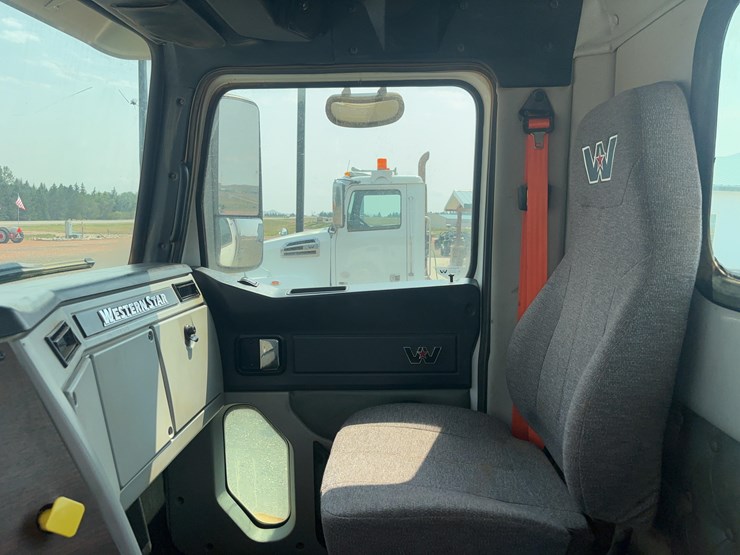 2015-western-star-w4700-semi-image-26