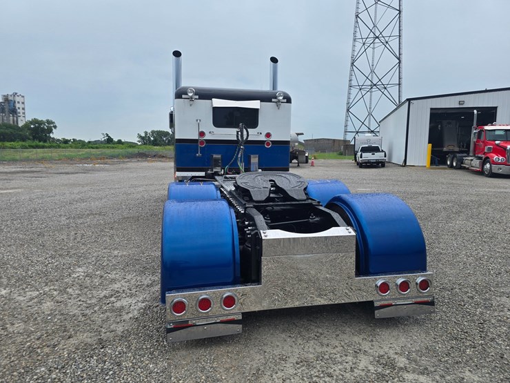 2000-peterbilt-379-image-13