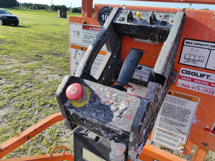 jlg-scissor-lift-image-13