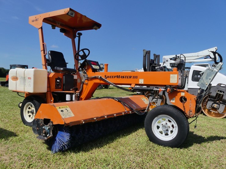 lay-mor-sweepmaster-300-image-1