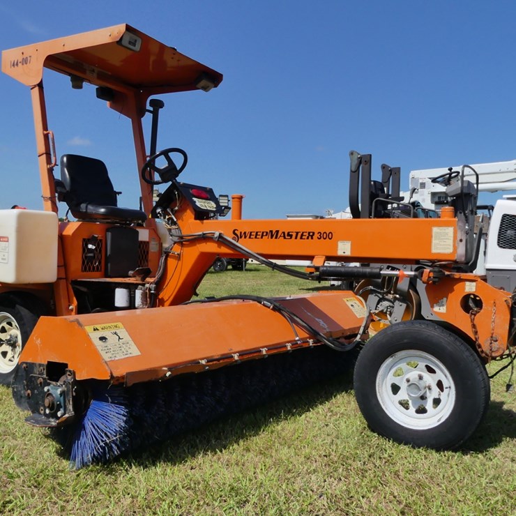 LAY-MOR SWEEPMASTER 300