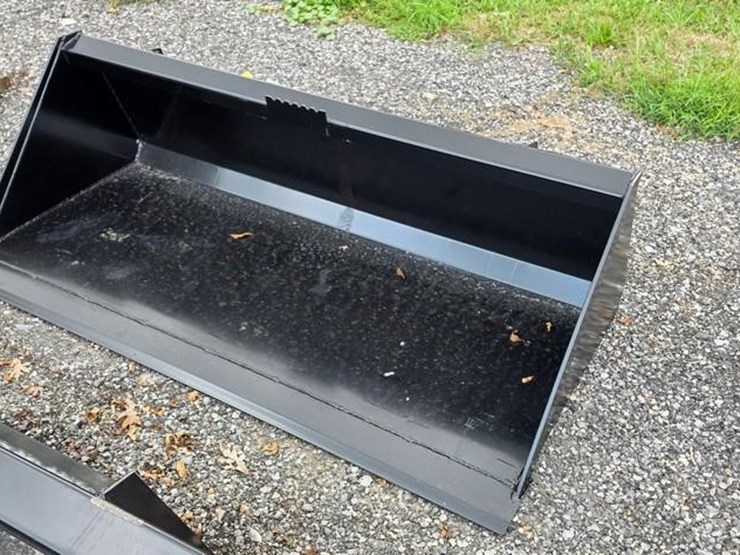 new-swict-66"-skidloader-bucket-image-2