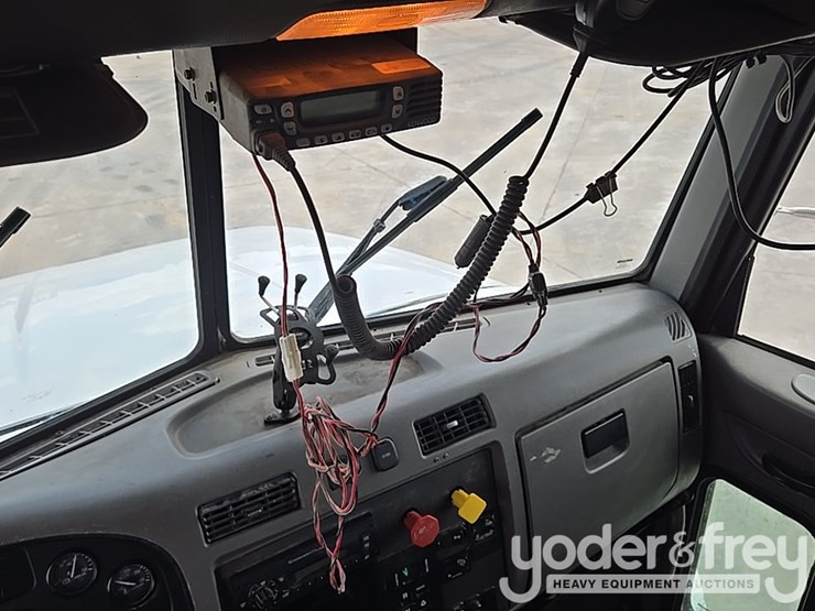 2014-peterbilt-348-image-68