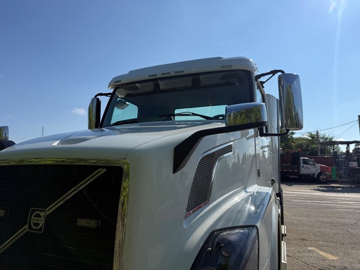 #125-•-2013-volvo-vnl64t-day-cab-(has-wi-title)-(new-berlin,-wi)-image-3