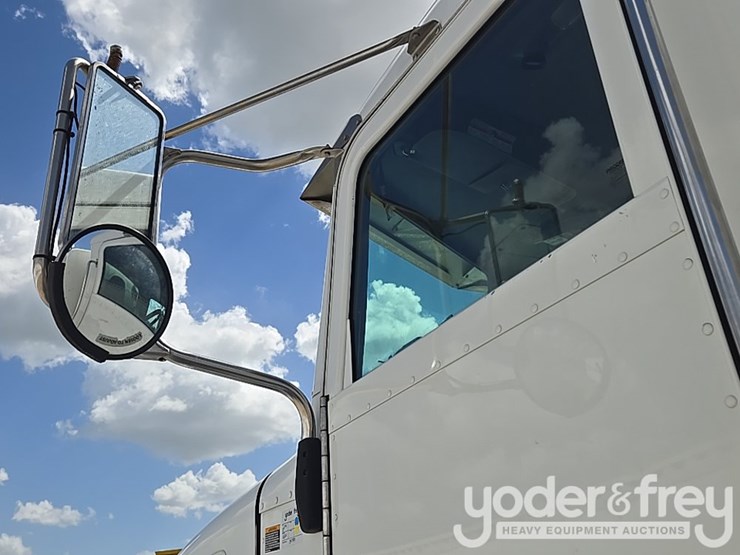 2014-peterbilt-348-image-55