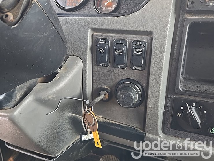 2014-peterbilt-348-image-70