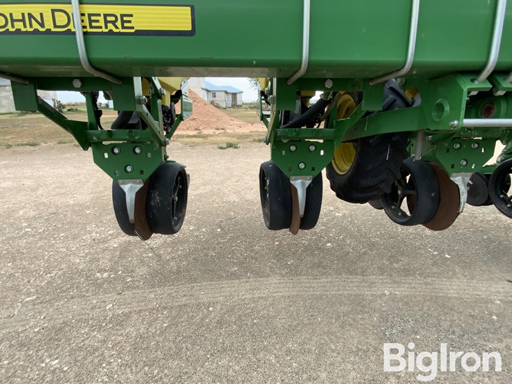 2020-john-deere-1725-image-19