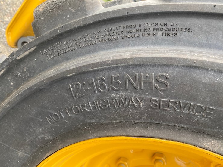 2024-deere-324g-image-12